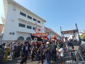 Kemeriahan Tradisi Nadran Tiga Kampung Nelayan di Cirebon