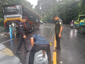 Truk Tabrak Bus di Puncak Bogor, 2 Orang Luka-luka