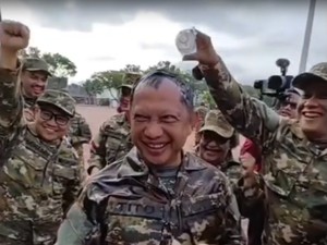 Mendagri Tito Ulang Tahun, Dapat Kejutan Kue hingga Disiram Air