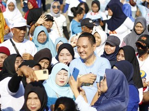 Ikut Senam Bareng, Yoyok Sukawi Jadi Serbuan Warga Semarang Minta Foto
