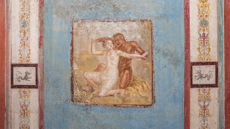 Detail rumah yang dihias dengan mewah namun berukuran sangat kecil dengan lukisan dinding adegan mitologi yang terawat baik terlihat di situs arkeologi di Pompeii, Italia, dalam foto selebaran yang diperoleh Reuters pada tanggal 24 Oktober 2024. (Parco Archeologico di Pompei/Handout via REUTERS)