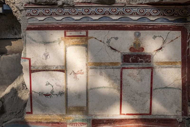 Detail rumah yang dihias dengan mewah namun berukuran sangat kecil dengan lukisan dinding adegan mitologi yang terawat baik terlihat di situs arkeologi di Pompeii, Italia, dalam foto selebaran yang diperoleh Reuters pada tanggal 24 Oktober 2024. (Parco Archeologico di Pompei/Handout via REUTERS)