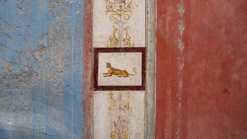 Detail rumah yang dihias dengan mewah namun berukuran sangat kecil dengan lukisan dinding adegan mitologi yang terawat baik terlihat di situs arkeologi di Pompeii, Italia, dalam foto selebaran yang diperoleh Reuters pada tanggal 24 Oktober 2024. (Parco Archeologico di Pompei/Handout via REUTERS)