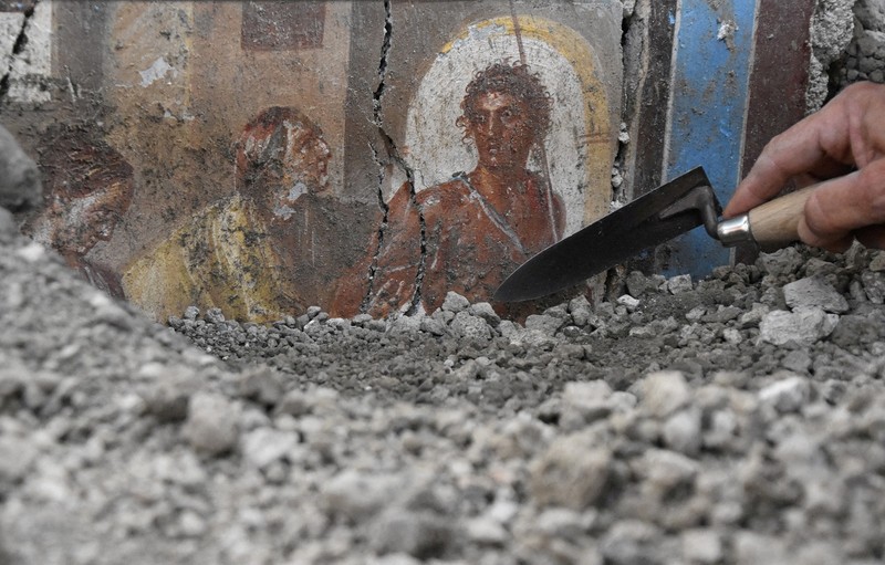 Detail rumah yang dihias dengan mewah namun berukuran sangat kecil dengan lukisan dinding adegan mitologi yang terawat baik terlihat di situs arkeologi di Pompeii, Italia, dalam foto selebaran yang diperoleh Reuters pada tanggal 24 Oktober 2024. Detail rumah yang dihias dengan mewah namun berukuran sangat kecil dengan lukisan dinding adegan mitologi yang terawat baik terlihat di situs arkeologi di Pompeii, Italia, dalam foto selebaran yang diperoleh Reuters pada tanggal 24 Oktober 2024. (Parco Archeologico di Pompei/Handout via REUTERS)