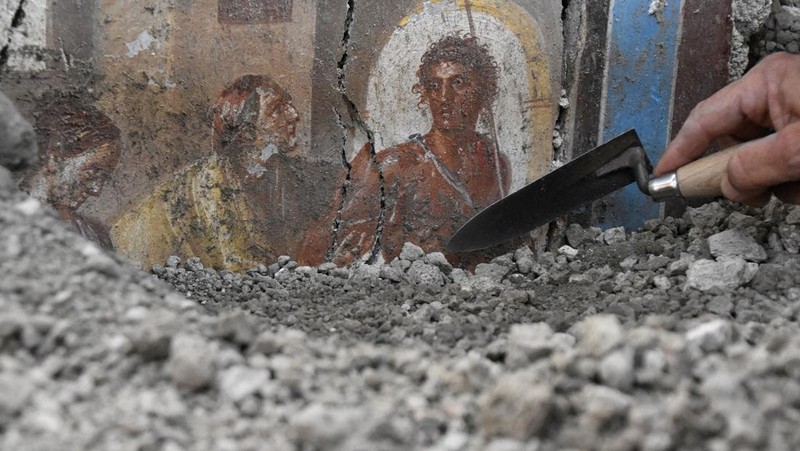 Detail rumah yang dihias dengan mewah namun berukuran sangat kecil dengan lukisan dinding adegan mitologi yang terawat baik terlihat di situs arkeologi di Pompeii, Italia, dalam foto selebaran yang diperoleh Reuters pada tanggal 24 Oktober 2024. (Parco Archeologico di Pompei/Handout via REUTERS)