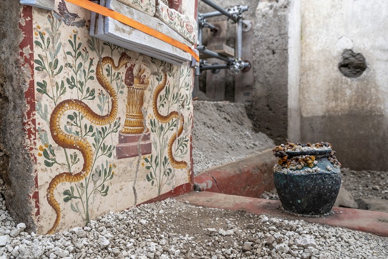 Detail rumah yang dihias dengan mewah namun berukuran sangat kecil dengan lukisan dinding adegan mitologi yang terawat baik terlihat di situs arkeologi di Pompeii, Italia, dalam foto selebaran yang diperoleh Reuters pada tanggal 24 Oktober 2024. (Parco Archeologico di Pompei/Handout via REUTERS)