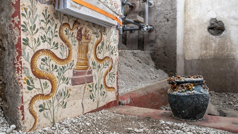 Detail rumah yang dihias dengan mewah namun berukuran sangat kecil dengan lukisan dinding adegan mitologi yang terawat baik terlihat di situs arkeologi di Pompeii, Italia, dalam foto selebaran yang diperoleh Reuters pada tanggal 24 Oktober 2024. (Parco Archeologico di Pompei/Handout via REUTERS)