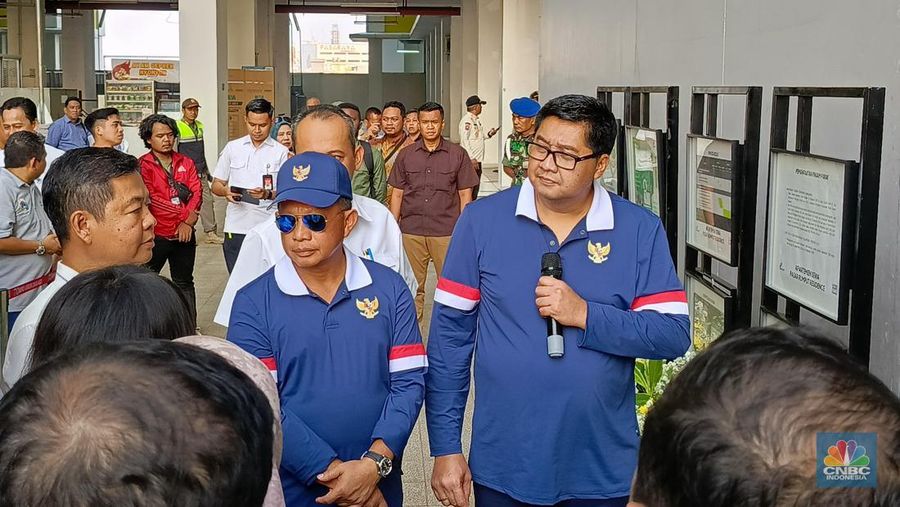 Menteri Perumahan dan Kawasan Permukiman (PKP) Maruarar Sirait dan Menteri Dalam Negeri Tito Karnavian mengunjungi Rumah Susun Pasar Rumput, Setiabudi, Jakarta Selatan pada Minggu, (27/10/2024). (վ/Rosseno Aji)