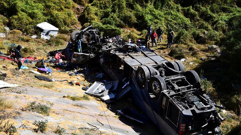 Pihak berwenang bekerja di lokasi kecelakaan bus penumpang di mana beberapa orang tewas dan lainnya terluka saat melakukan perjalanan di jalan raya dari Nayarit ke Chihuahua, di Piedra Gorda, Meksiko, 26 Oktober 2024. (REUTERS/Edgar Chavez)