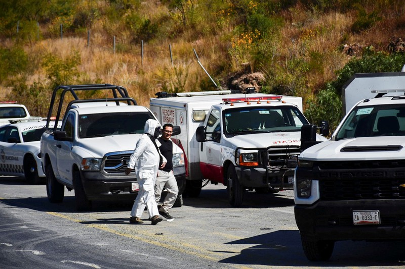 Pihak berwenang bekerja di lokasi kecelakaan bus penumpang di mana beberapa orang tewas dan lainnya terluka saat melakukan perjalanan di jalan raya dari Nayarit ke Chihuahua, di Piedra Gorda, Meksiko, 26 Oktober 2024. (REUTERS/Edgar Chavez)