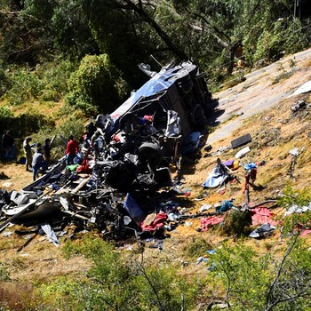 Ngeri! Penampakan Bus Terjun Bebas ke Jurang, 19 Orang Tewas