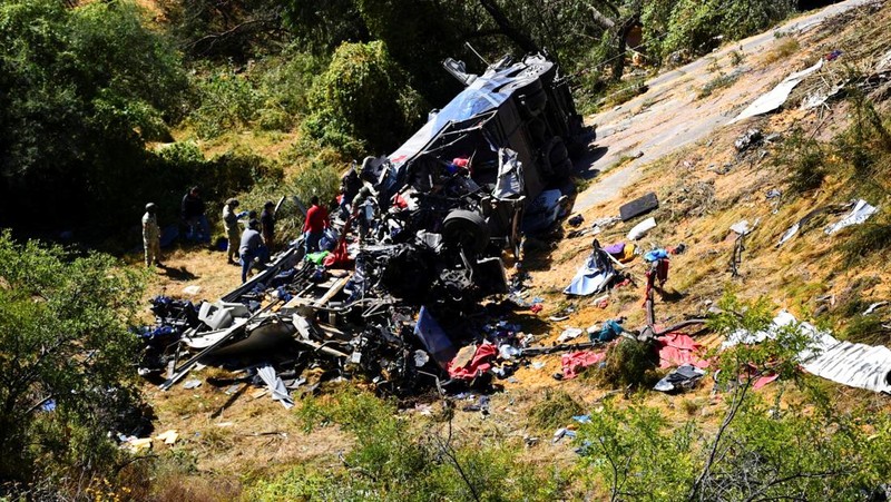 Pihak berwenang bekerja di lokasi kecelakaan bus penumpang di mana beberapa orang tewas dan lainnya terluka saat melakukan perjalanan di jalan raya dari Nayarit ke Chihuahua, di Piedra Gorda, Meksiko, 26 Oktober 2024. (REUTERS/Edgar Chavez)