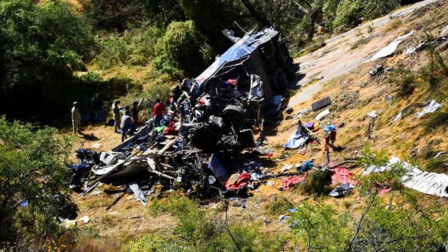 Ngeri! Penampakan Bus Terjun Bebas ke Jurang, 19 Orang Tewas