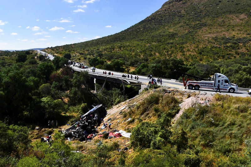 Pihak berwenang bekerja di lokasi kecelakaan bus penumpang di mana beberapa orang tewas dan lainnya terluka saat melakukan perjalanan di jalan raya dari Nayarit ke Chihuahua, di Piedra Gorda, Meksiko, 26 Oktober 2024. (REUTERS/Edgar Chavez)