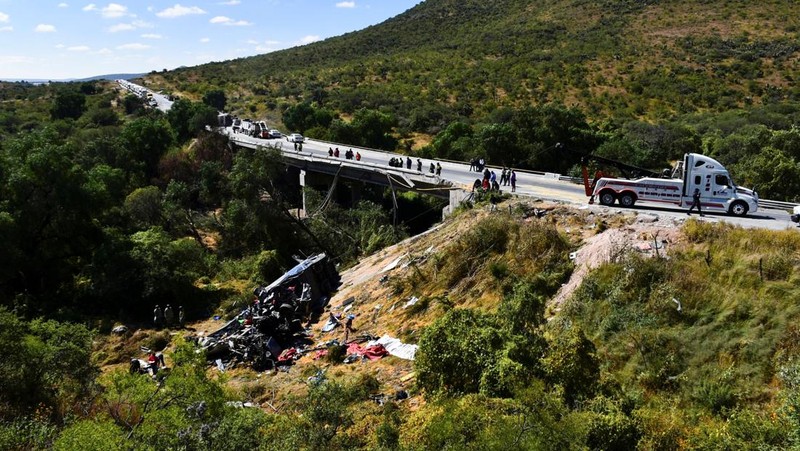 Pihak berwenang bekerja di lokasi kecelakaan bus penumpang di mana beberapa orang tewas dan lainnya terluka saat melakukan perjalanan di jalan raya dari Nayarit ke Chihuahua, di Piedra Gorda, Meksiko, 26 Oktober 2024. (REUTERS/Edgar Chavez)