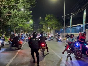 Polisi Patroli Cari Pengendara Mabuk saat Perayaan Tahun Baru di Surabaya