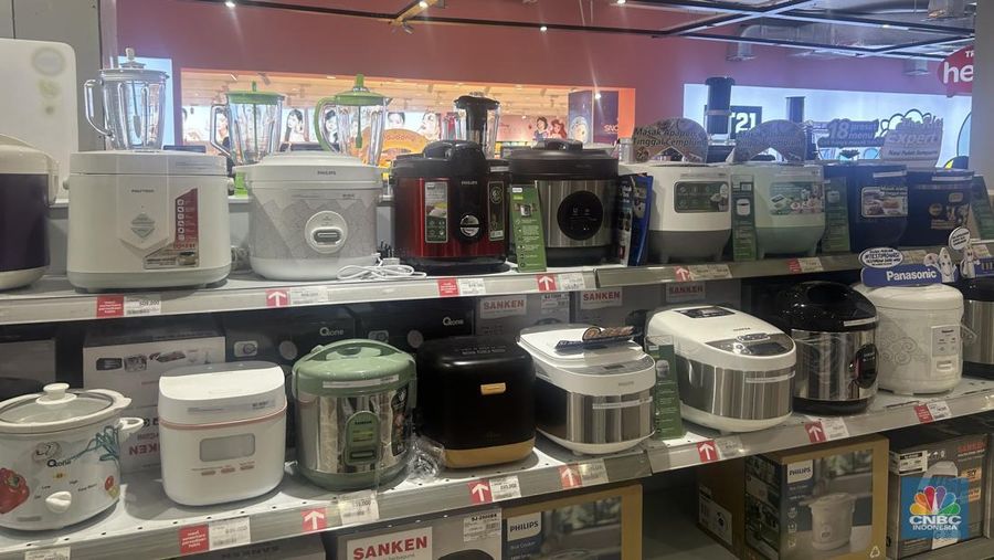 Sejumlah produk rice cooker atau penanak nasi ditawarkan selama promo Transmart Full Day Sale. (CNBC Indonesia/Elga Nurmutia)