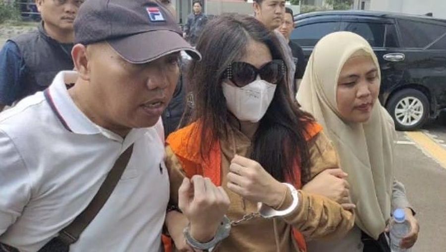 Selebgram Alnaura digiring ke rutan di Palembang. (Dok. Detikcom/Welly Jasrial Tanjung)