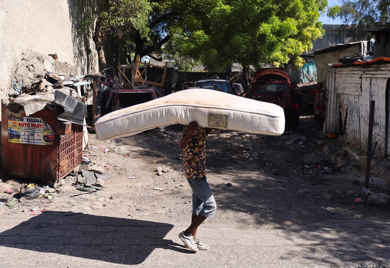 Seorang pria membawa sofa saat melarikan diri dari rumahnya dari kekerasan geng, di Port-au-Prince, Haiti, 26 Oktober 2024. Seorang pria membawa sofa saat melarikan diri dari rumahnya dari kekerasan geng, di Port-au-Prince, Haiti, 26 Oktober 2024.
(REUTERS/Ralph Tedy Erol)