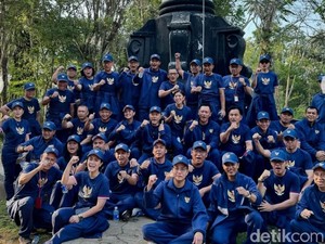 Sri Mulyani Bagikan Momen Mendaki Bukit Tidar, Ngos-ngosan-Puji AHY