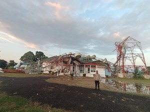 Tower Telekomunikasi di Manggarai Barat NTT Tumbang, Timpa Kantor Camat