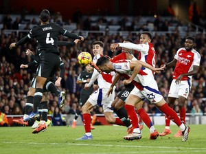 Turun Minum, Arsenal Ungguli Liverpool 2-1