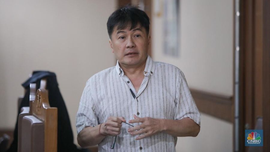 Crazy Suarabaya sekaligus terdakwa kasus dugaan korupsi rekayasa jual beli emas, Budi Said menjalani sidang lanjutan di Pengadilan Tindak Pidana Korupsi (Tipikor), Jakarta, Senin (28/10/2024). (CNBC Indonesia/Faisal Rahman)