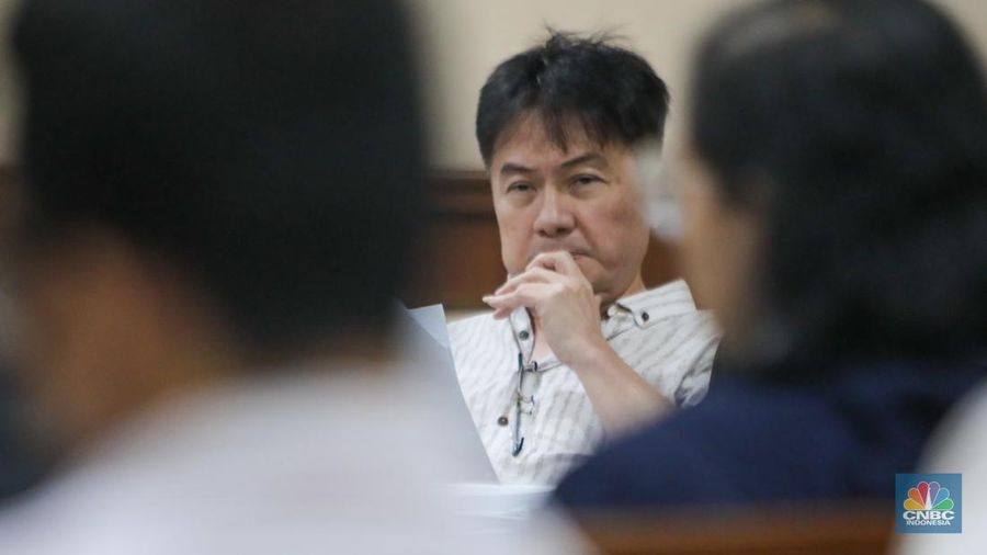 Crazy Suarabaya sekaligus terdakwa kasus dugaan korupsi rekayasa jual beli emas, Budi Said menjalani sidang lanjutan di Pengadilan Tindak Pidana Korupsi (Tipikor), Jakarta, Senin (28/10/2024). (CNBC Indonesia/Faisal Rahman)