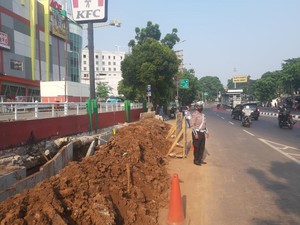 Hati-hati, Ada Proyek Galian di Jl Raya Pondok Gede Jaktim Arah Bekasi
