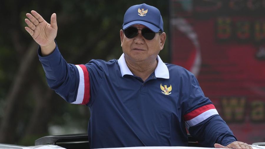 Presiden Indonesia Prabowo Subianto melambaikan tangan saat meninggalkan Akademi Militer setelah retret kabinet di Magelang, Jawa Tengah, Indonesia, Minggu, 27 Oktober 2024. (Foto AP/Achmad Ibrahim)