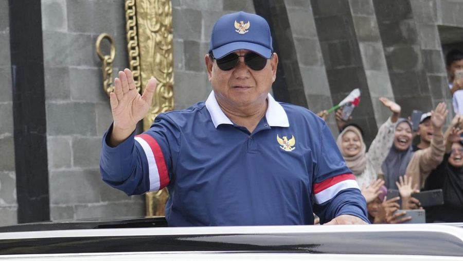 Anggota kabinet Presiden Prabowo Subianto meninggalkan Akademi Militer usai retret kabinet di Magelang, Jawa Tengah, Indonesia, Minggu, 27 Oktober 2024. (AP Photo/Achmad Ibrahim)