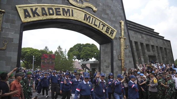 Anggota kabinet Presiden Prabowo Subianto meninggalkan Akademi Militer usai retret kabinet di Magelang, Jawa Tengah, Indonesia, Minggu, 27 Oktober 2024. (AP Photo/Achmad Ibrahim)