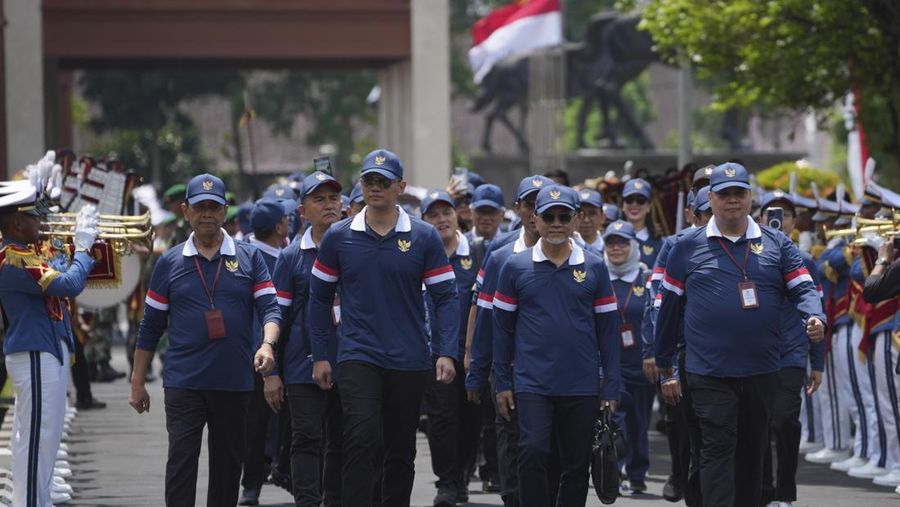 Depan dari kiri, Staf Khusus Presiden Bidang Politik dan Keamanan Wiranto, Menteri Koordinator Bidang Infrastruktur dan Pengembangan Wilayah Agus Harimurti Yudhoyono, Menteri Koordinator Bidang Ketahanan Pangan Zulkifli Hasan, dan Menteri Koordinator Bidang Perekonomian Airlangga Hartarto beserta anggota kabinet lainnya meninggalkan Akademi Militer setelah retret kabinet di Magelang, Jawa Tengah, Indonesia, Minggu, 27 Oktober 2024. (Foto AP/Achmad Ibrahim)