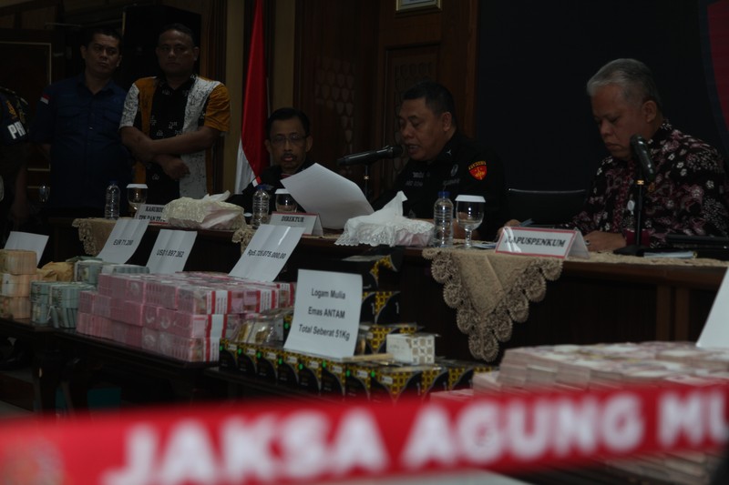 Kejagung. Kejaksaan Agung (Kejagung) melalui Tim Penyidik Jaksa Agung Muda Bidang Tindak Pidana Khusus (Jampidsus) melakukan penangkapan terhadap Zarof Ricar selaku mantan pejabat Mahkamah Agung. (Ist/HO via CNBC Indonesia)