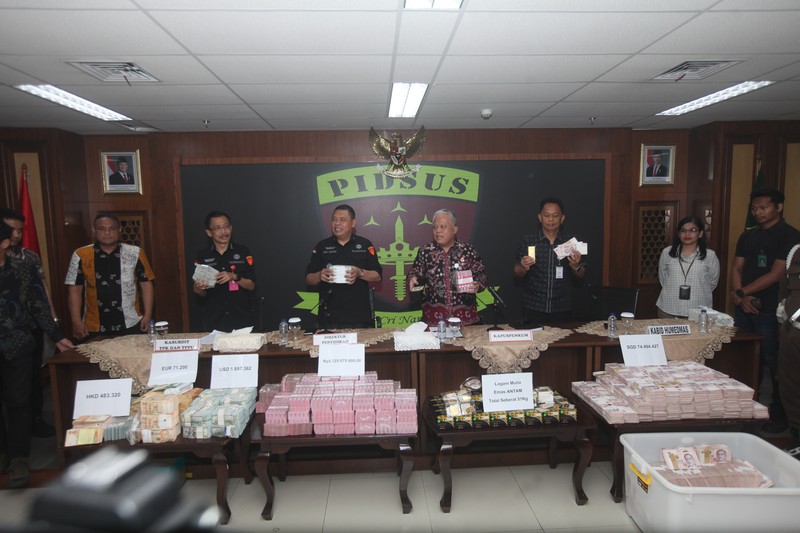 Kejagung. Kejaksaan Agung (Kejagung) melalui Tim Penyidik Jaksa Agung Muda Bidang Tindak Pidana Khusus (Jampidsus) melakukan penangkapan terhadap Zarof Ricar selaku mantan pejabat Mahkamah Agung. (Ist/HO via CNBC Indonesia)