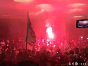 Pendukung Paslon ASS-Fatma Bakar Flare-Tabuh Drum di Luar Lokasi Debat