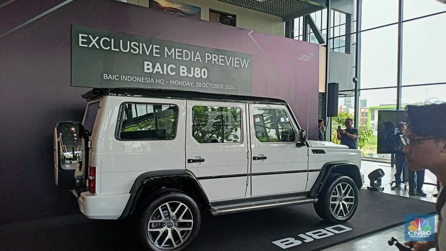 Pabrikan asal China semakin ambisius untuk memasuki pasar otomotif RI. Terbaru, BAIC (Beijing Automotive Group) baru merilis sebuah SUV pesaing mobil mewah Mercedes Benz G-Class dengan harga 5-6x lipat lebih murah. (CNBC Indonesia/Ferry Sandi)