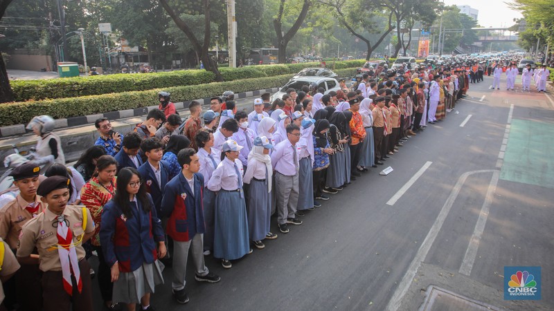 Warga dan pelajar mengikuti upacara peringatan Sumpah Pemuda di Museum Sumpah Pemuda, Jakarta, Senin (28/10/2024). (CNBC Indonesia/Faisal Rahman) Warga dan pelajar mengikuti upacara peringatan Sumpah Pemuda di Museum Sumpah Pemuda, Jakarta, Senin (28/10/2024). (CNBC Indonesia/Faisal Rahman)