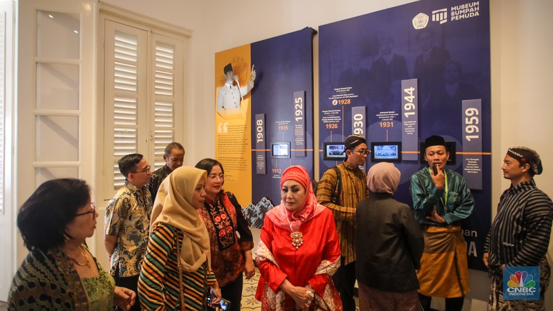 Warga dan pelajar mengikuti upacara peringatan Sumpah Pemuda di Museum Sumpah Pemuda, Jakarta, Senin (28/10/2024). (CNBC Indonesia/Faisal Rahman) Warga dan pelajar mengikuti upacara peringatan Sumpah Pemuda di Museum Sumpah Pemuda, Jakarta, Senin (28/10/2024). (CNBC Indonesia/Faisal Rahman)