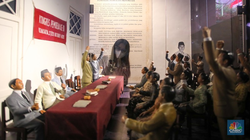 Warga dan pelajar mengikuti upacara peringatan Sumpah Pemuda di Museum Sumpah Pemuda, Jakarta, Senin (28/10/2024). (CNBC Indonesia/Faisal Rahman) Warga dan pelajar mengikuti upacara peringatan Sumpah Pemuda di Museum Sumpah Pemuda, Jakarta, Senin (28/10/2024). (CNBC Indonesia/Faisal Rahman)