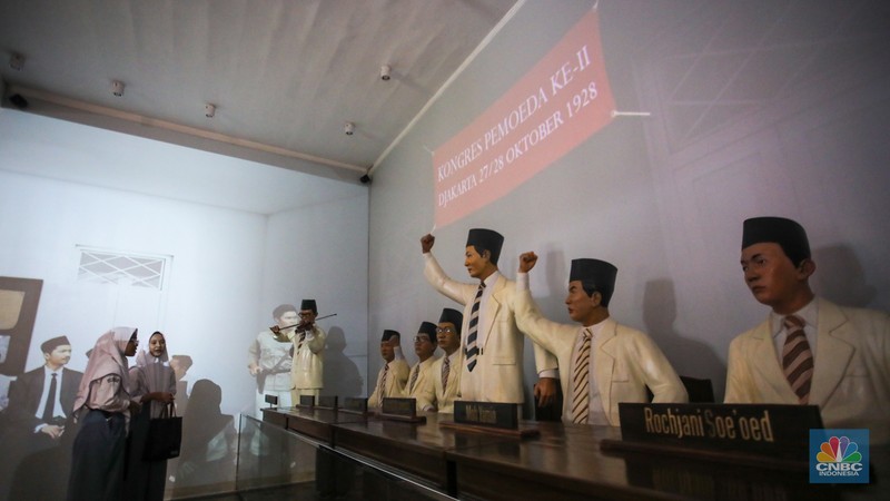 Warga dan pelajar mengikuti upacara peringatan Sumpah Pemuda di Museum Sumpah Pemuda, Jakarta, Senin (28/10/2024). (CNBC Indonesia/Faisal Rahman) Warga dan pelajar mengikuti upacara peringatan Sumpah Pemuda di Museum Sumpah Pemuda, Jakarta, Senin (28/10/2024). (CNBC Indonesia/Faisal Rahman)