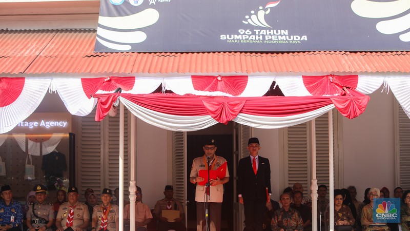 Warga dan pelajar mengikuti upacara peringatan Sumpah Pemuda di Museum Sumpah Pemuda, Jakarta, Senin (28/10/2024). (CNBC Indonesia/Faisal Rahman) Warga dan pelajar mengikuti upacara peringatan Sumpah Pemuda di Museum Sumpah Pemuda, Jakarta, Senin (28/10/2024). (CNBC Indonesia/Faisal Rahman)