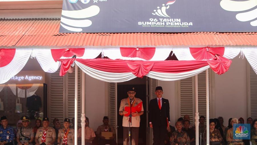 Warga dan pelajar mengikuti upacara peringatan Sumpah Pemuda di Museum Sumpah Pemuda, Jakarta, Senin (28/10/2024). (CNBC Indonesia/Faisal Rahman)