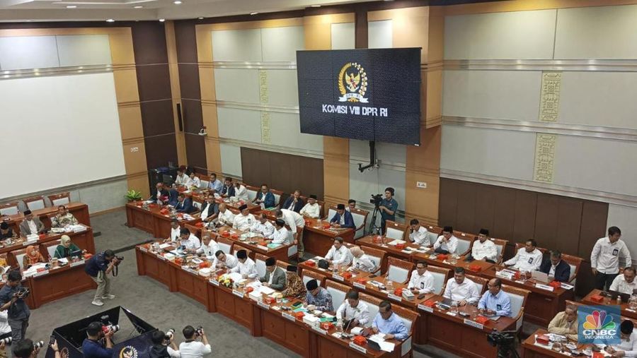 Raker Komisi VIII bersama pemerintah membahas Evaluasi dan Laporan Keuangan Penyelenggaraan Haji 2024 di Kompleks Parlemen, Jakarta, Senin (28/10/2024). (CNBC Indonesia/Martyasari Rizky)
