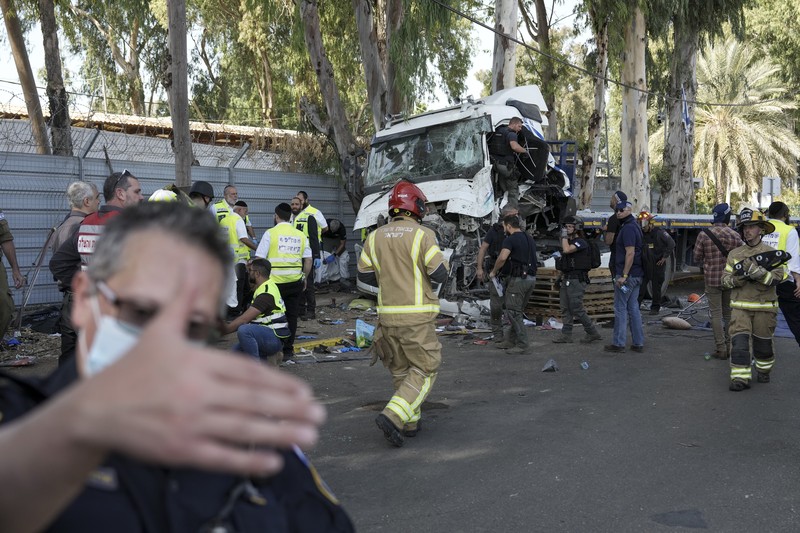 Truk menabrak halte bus di persimpangan jalan utama Kota Tel Aviv Israel pada Minggu (27/10). (AP Photo/Oded Balilty)