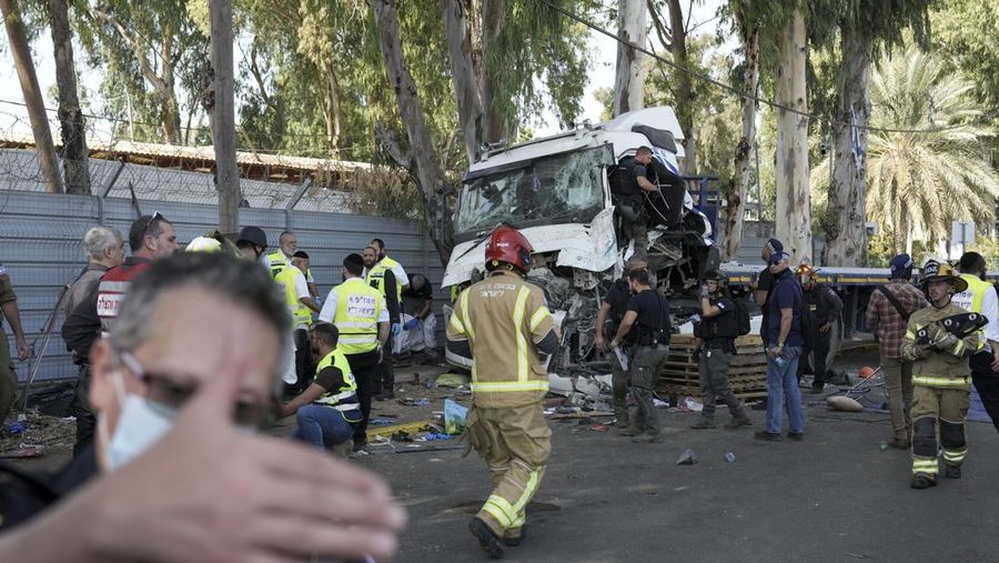 Truk menabrak halte bus di persimpangan jalan utama Kota Tel Aviv Israel pada Minggu (27/10). (AP Photo/Oded Balilty)