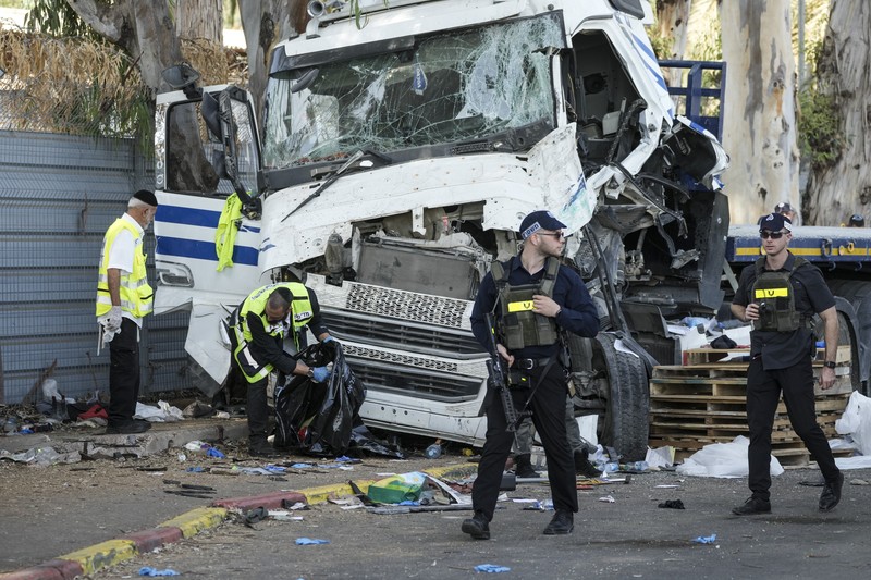 Truk menabrak halte bus di persimpangan jalan utama Kota Tel Aviv Israel pada Minggu (27/10). (AP Photo/Oded Balilty)