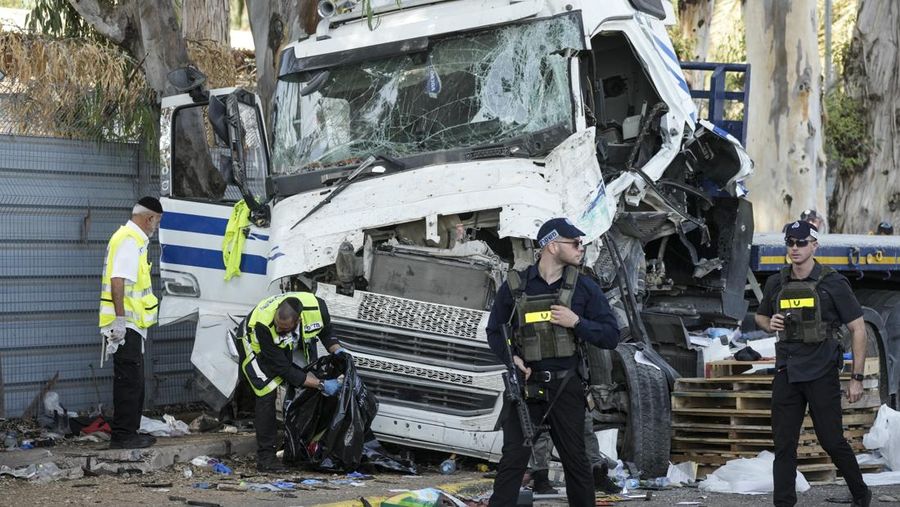 Truk menabrak halte bus di persimpangan jalan utama Kota Tel Aviv Israel pada Minggu (27/10). (AP Photo/Oded Balilty)