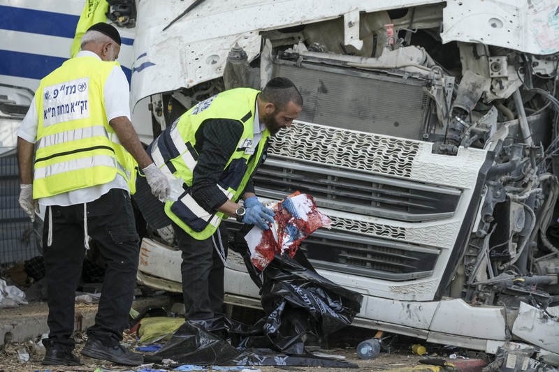 Truk menabrak halte bus di persimpangan jalan utama Kota Tel Aviv Israel pada Minggu (27/10). (AP Photo/Oded Balilty)