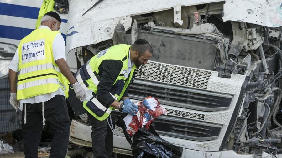 Truk menabrak halte bus di persimpangan jalan utama Kota Tel Aviv Israel pada Minggu (27/10). (AP Photo/Oded Balilty)